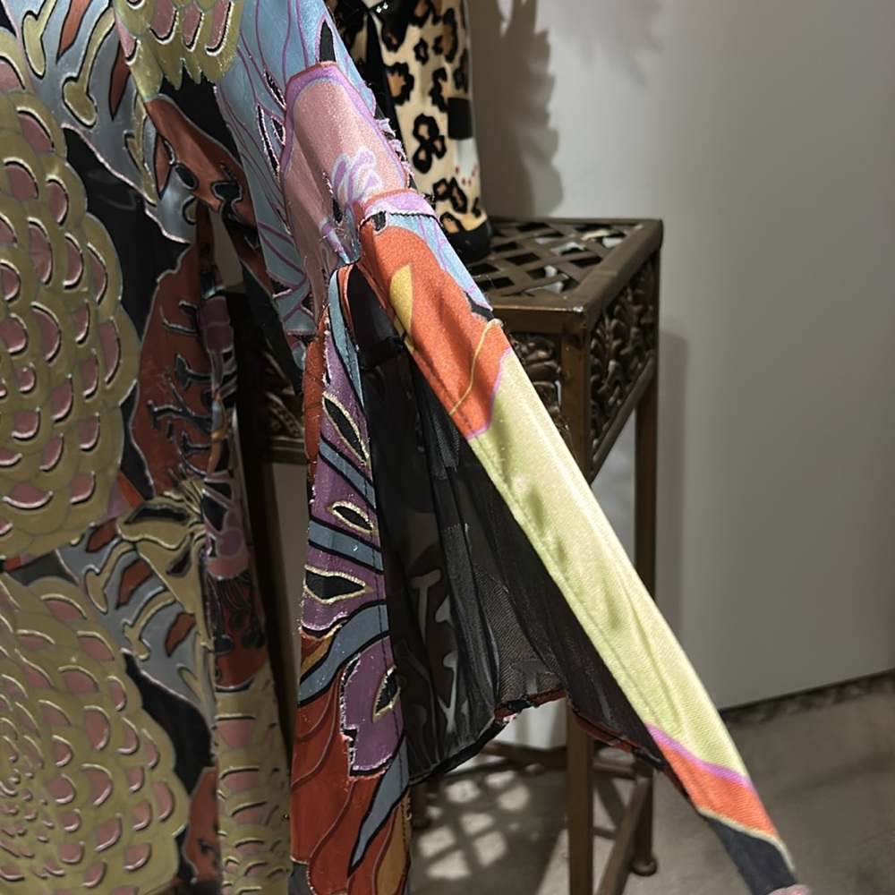 Beautiful artsy silk kimono.Will dress up sny outfit lightweightgreat traveling. - Picture 10 of 16